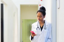 Médecin regardant le téléphone mobile — Photo de stock