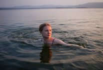 Donna che nuota nel fiume — Foto stock