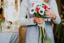 Fiorista preparare bouquet — Foto stock