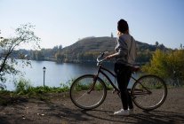 Giovane ciclista donna — Foto stock