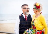 Пара сміється на пляжі — стокове фото