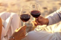 Couple buvant du vin rouge — Photo de stock