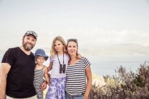 Familienporträt in der Nähe des Meeres — Stockfoto