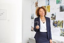 Зріла жінка-архітектор в офісі — стокове фото