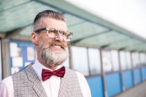 Mann mit Brille und Lenkerschnurrbart auf Seebrücke — Stockfoto