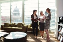Geschäftsfrauen treffen sich auf dem Bürosofa — Stockfoto