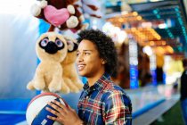 Young boy at funfair, playing — Stock Photo
