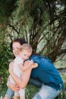 Mãe abraçando a filha jovem — Fotografia de Stock