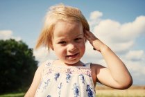 Девочка-малышка в поле — стоковое фото