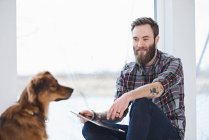 Jeune designer masculin avec chien — Photo de stock