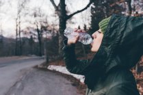 Femme randonneuse eau potable — Photo de stock