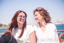 Two young female tourists — Stock Photo