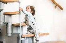 Criança do sexo masculino subir escadas — Fotografia de Stock