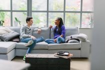 Paar sitzt auf Sofa und redet — Stockfoto