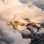 Pico de montaña en las nubes - foto de stock