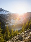 Luce del sole sulla catena montuosa a cascata — Foto stock