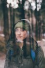 Escursionista donna che indossa cappello in maglia nella foresta — Foto stock