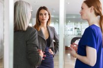 Geschäftsfrauen stehen im Gespräch — Stockfoto