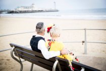 Couple looking out from beach bench — Stock Photo