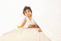 Bambino, strisciando tra le lenzuola — Foto stock