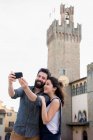 Casal tirando selfie pela Catedral de Arezzo — Fotografia de Stock