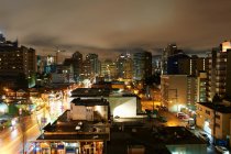 Stadtbild nachts beleuchtet — Stockfoto