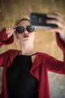 Frau mit Dreadlocks macht Selfie — Stockfoto