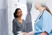 Doctor consulting with patient — Stock Photo