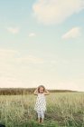 Criança feminina no campo de trigo — Fotografia de Stock