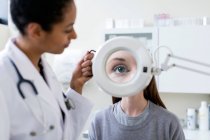 Médico que da prueba ocular paciente - foto de stock