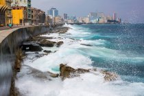 Océano olas rompiendo contra el paseo marítimo - foto de stock
