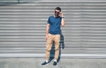 Homem de pé na frente das persianas — Fotografia de Stock