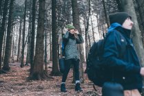 Coppia di escursionisti nella foresta — Foto stock