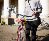 Mujer joven con bicicleta - foto de stock