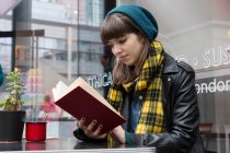 Giovane donna che legge libro — Foto stock