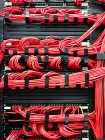 Червоні кабелі на обладнанні для зберігання даних — стокове фото