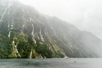 Вид на водоспади і човен — стокове фото
