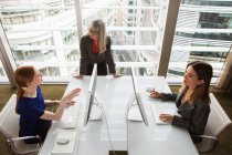 Mentor giving guidance to businesswomen — Stock Photo