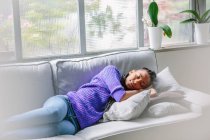 Женщина спит на диване — стоковое фото