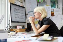 Designerin starrt vom Schreibtisch — Stockfoto