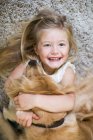 Portrait de jeune fille étreignant chien de compagnie — Photo de stock