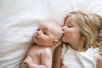 Jovem menina e bebê irmão — Fotografia de Stock