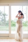 Профіль вагітної жінки — стокове фото