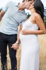 Mujer embarazada y hombre maduro - foto de stock