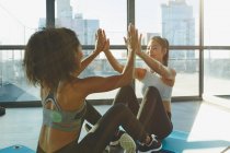 Zwei junge Frauen beim Training im Fitnessstudio — Stockfoto