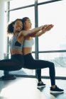 Frauen trainieren im Fitnessstudio — Stockfoto