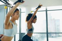 Женщины, тренирующиеся в спортзале — стоковое фото