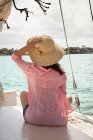 Жінка на вітрильному човні — стокове фото