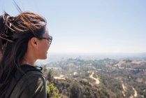Junge Frau blickt auf Landschaft — Stockfoto