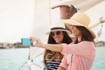 Dos mujeres en velero - foto de stock